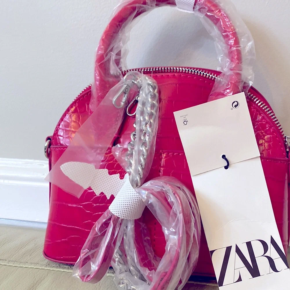 Small Zara crossbody chain raspberry purse - Picture 2 of 2